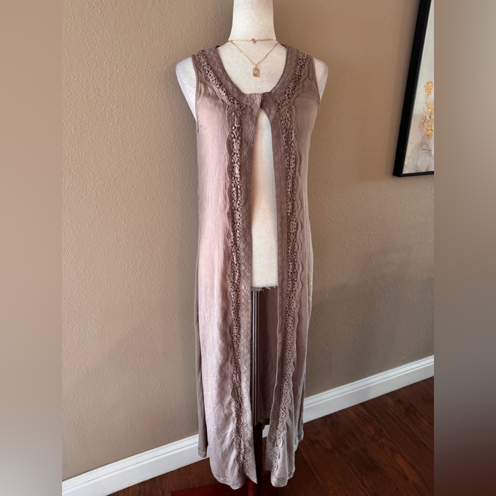 Long Brown Sleeveless Cardigan with Lace Detail - Picture 3 of 8